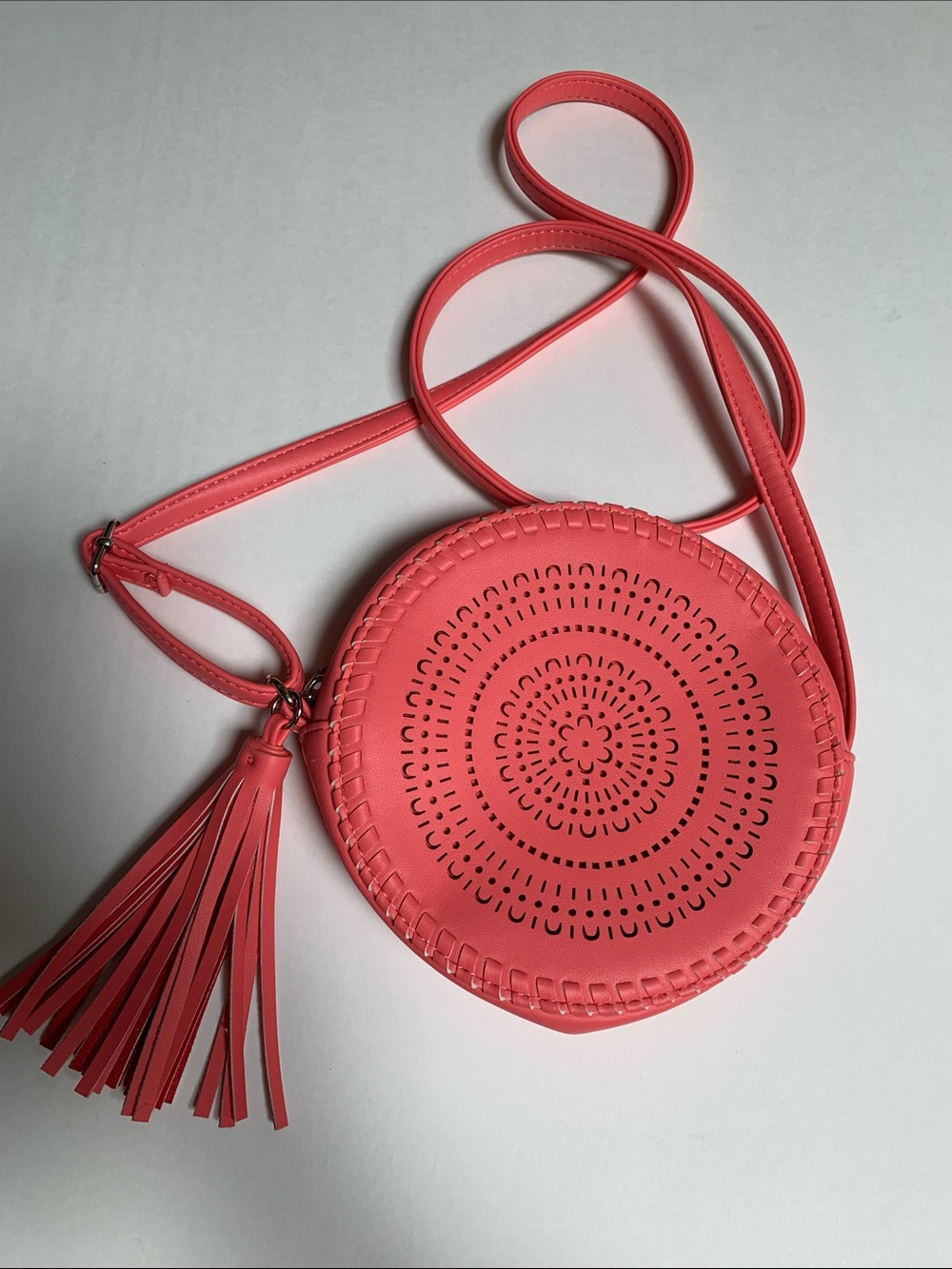 Cute & Stylish art class Coral Round Crossbody w/Tassel. Pre-Owned. Size:6.5.